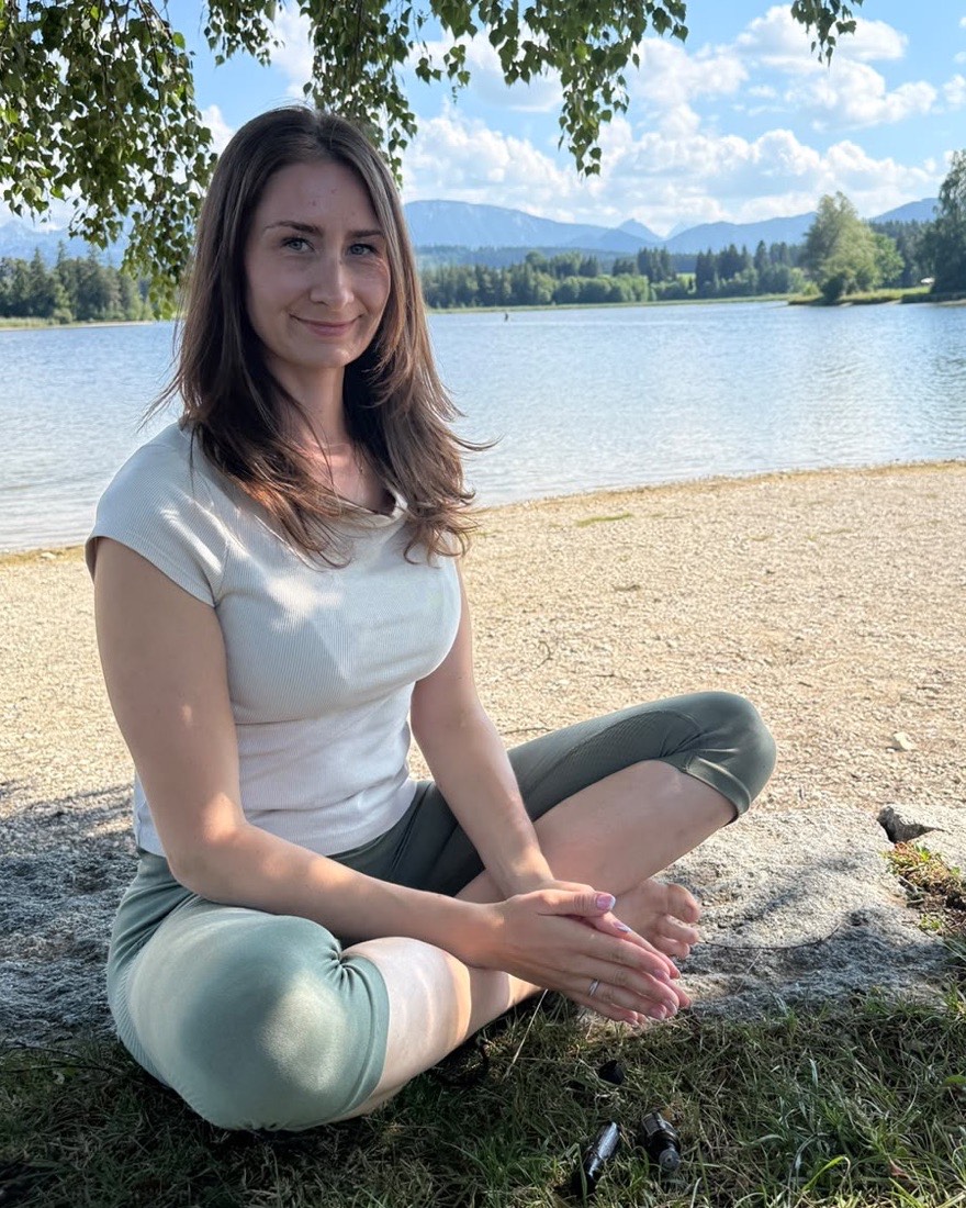 Sammy sitzt entspannt am See